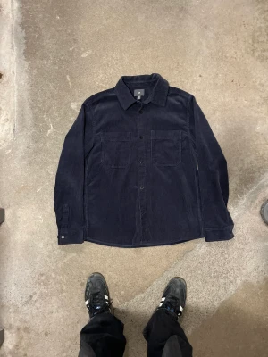 HM skjorta storlek M - Snygg mörkblå HM skjorta storlek M