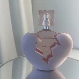 Parfym - Säljer denna ariana grande parfym som inte kommer till användning💘 Den är mycket sparsamt använd och rymmer från början 100 ml, skulle uppskatta att ungefär 90ml kvarstår🙌🏼Bara att höra av sig vid frågor. 