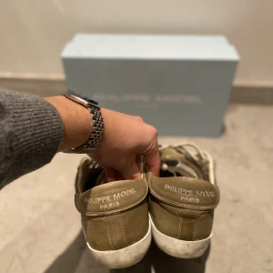 Phillipe model - Olivgröna sneakers från phillipe model! Nypris 4399, vårat pris 1499! Skick 8/10 där defekten är lappen inuti skon!box och dustbag ingår i priset!💚