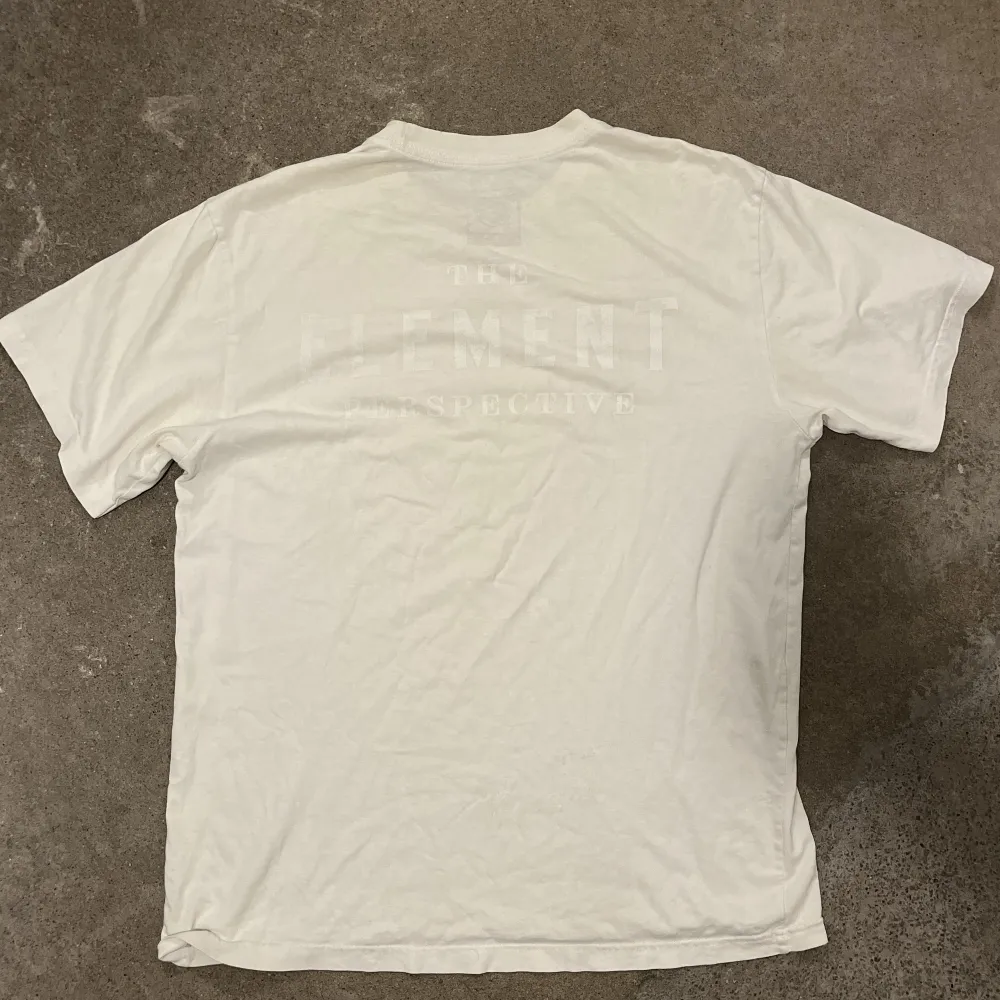 Element Tshirt storlek M. Skriv för frågor/pris förslag/mer info. T-shirts.