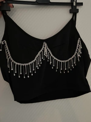 Topp med strass  - Crop top med strass  Liten i storlek  Helt ny!!!!!