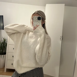 Stickad tröja - En fin vit stickad från leger 157, använd några fåtal gånger men är som ny. Kom privat för fler bilder🫶🫶