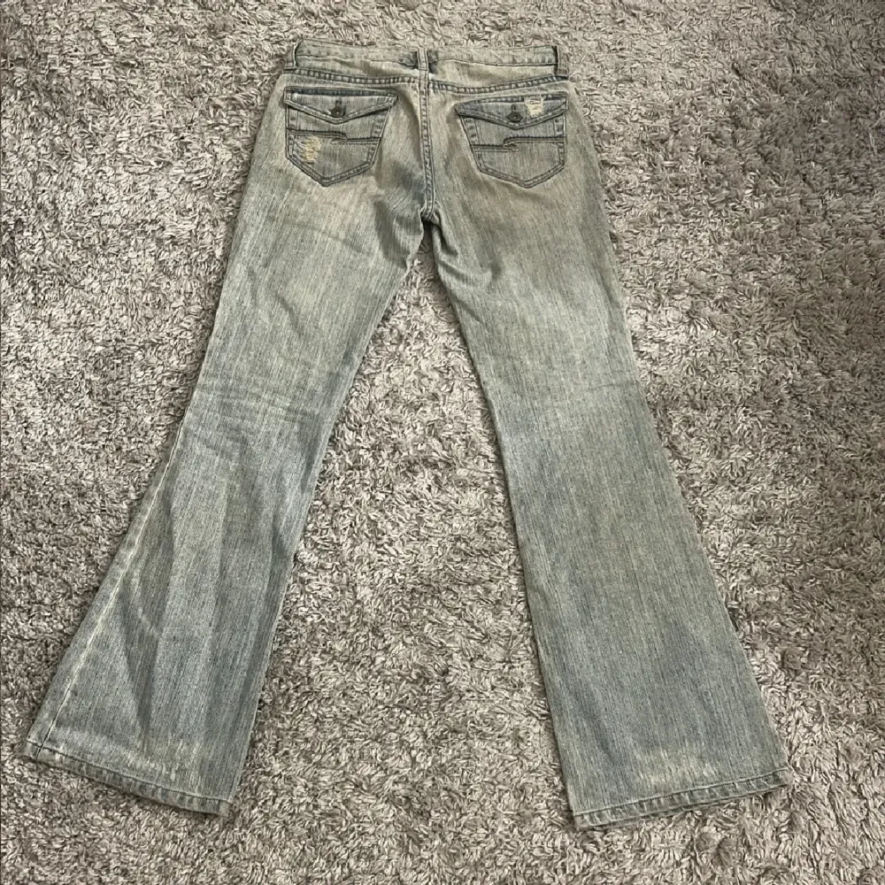 Jätte snygga lågmidjade bootcut jeans. Köpte här på Plick men var tyvär lite för små för mig💗Använda bara 1 gång och är i bra skick.. Jeans & Byxor.