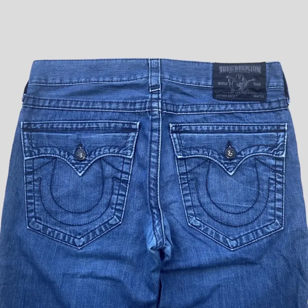 True religion jeans i modellen Ricky! • Längd: 109,5cm. • Midjemått: 46cm. • Innerbenslängd: 80cm. • Benöppning: 23cm. • Tveka inte på att höra av dig vid frågor eller funderingar 💙. Jeans & Byxor.