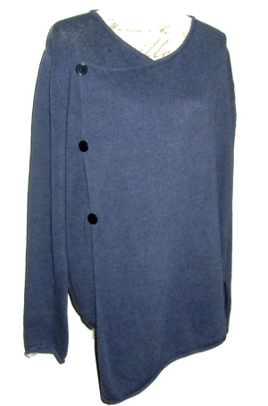 Emilio fin kofta , asymmetrisk sydd, toppskick Stl L / XL  - Kanon skick! Märke Emilio Stl L rymlig , passar säkert L och XL  Färg som på bilder :matt blå  Linneblandning  