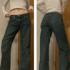Baggy jeans - Weekday jeans i modellen arrow low, nypris 590. Midjemåttet är 41 cm och innerbenslängen är 85.5 💕 (bilder lånade av förra säljaren)