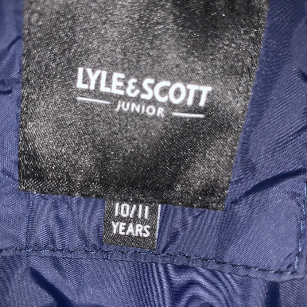 Säljer nu min Lylen scott väst den e mörk blå o passar 10,11,12 åringar. Jackor.