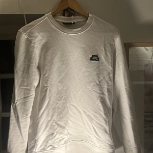 J Lindberg sweatshirts  - Vit j Lindberg sweatshirt som har riktigt bra passform, köpt för 850 och har använts lite men har inga nedgraderingar, skick 9/10!