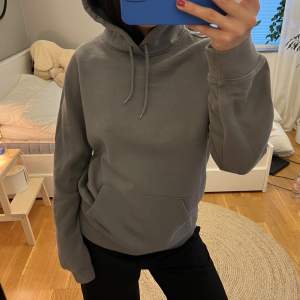 Säljer denna gråa hoodien från H&m! 