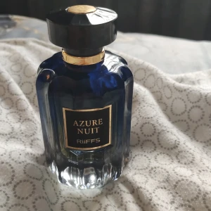 Azure nuit riiffs  - Köpt på underhundra.se för 339 kr. Ska likna Chanel blue de Chanel är dock inte min typ av parfym därför säljer jag den billigt.