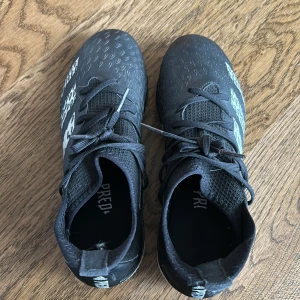 Fotbollsskor - Storlek 38 Fotbollsskor till konstgräs. Fint skick. 