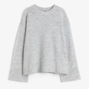 Grå stickad tröja - Från hm, använd en gång! Slutsåld på hemsidan 💗 gratis frakt just nu!!