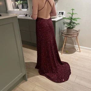 Klänning från Dressroomlinne  - Säljer denna vinröda paljettklänning från Dressroomlinne✨den är använd en gång utav den tidigare ägaren så är i bra skick!  Strl US8, alltså som S/M *lånad andra bild* Tveka inte med att höra av dig vid intresse eller frågor!🌸