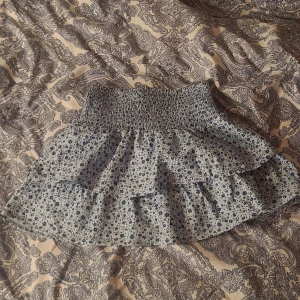 Kjol - Säljer kjol från gina tricot för den är för liten på mej Bara å höra av dej vid frågor 