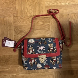 Axelväska björnmotif  - Thriftad väska, men tror den kom in helt ny. Väldig söt men kommer aldrig till användning. Priset går att diskuteras. 