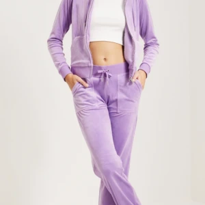 Juicy set  - Vill bara göra en intressekoll på mitt lila juicy set, det är använt under 3 tillfällen så är i nyskick❤️är bara osäker på om färgen passar på mig☺️ men skriv om ni är intresserade och vilket pris ni hade kunnat ge