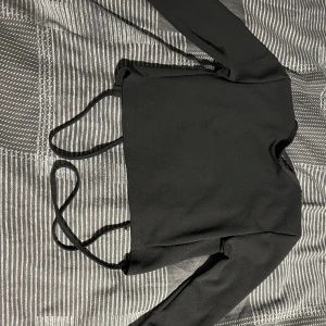 Open back shirt  - Hej här är en jätte fin tröja som är öppen i ryggen som du även knyter och är från plt . Den kommer aldrig till användning för mig och där för jag säljer. Den är också använd 1-2 gånger men är helt som ny
