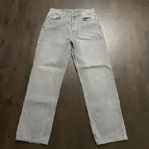 Säljer jeans som sitter baggy fit i storlek 32/32. Använd 2 gånger skick 10/10. Nypris runt 600. Säljes då jag bytt stil. Mängdrabatt går att lösa. 