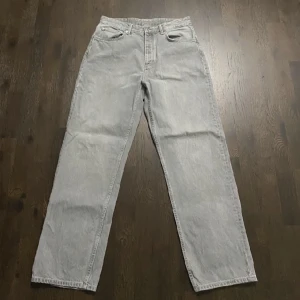 Jeans zara - Säljer jeans som sitter baggy fit i storlek 32/32. Använd 2 gånger skick 10/10. Nypris runt 600. Säljes då jag bytt stil. Mängdrabatt går att lösa. 