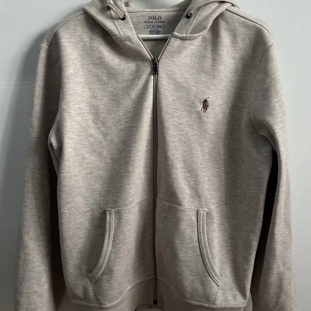 Beige Ralph Lauren hoodie köpt här på Plick🤍 nypris 1200+  Nyskick. Hoodies.