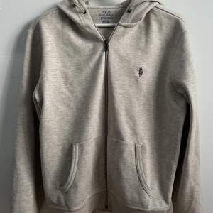 Beige Ralph Lauren hoodie köpt här på Plick🤍 nypris 1200+  Nyskick