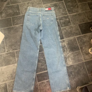 Tommy Hilfiger jeans HELT NYA - Aldrig använda jätte snygga och sköna Tommy Hilfiger jeans, dom är mjuka och stretchiga i materialet, modell: betsy Mid Rise, nypris: 1300kr