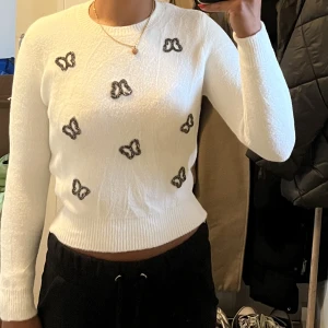 Stickad tröja  - Superfin vid stickad tröja från zara med fjärliar av strass på. Varm och jättemjuk tröja som inte kommer till användning. Storlek M men skulle säga att det är mer en XS-S. Något kroppad i modellen. Mycket sparsamt använd, som ny.