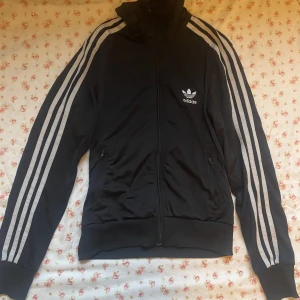 Adidas tröja - Svart adidas tröja med tryck på ryggen.