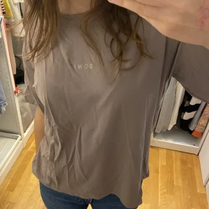 Oanvänd träningströja - Oanvänd träningströja med prislapp kvar från Bow19. Nypris 499 kr. Oversized