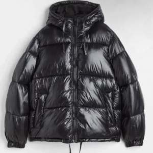 En glansig puffer jacket från H&M. Jackan är i storlek S. Använd fåtal gånger så alltså nyskick. 