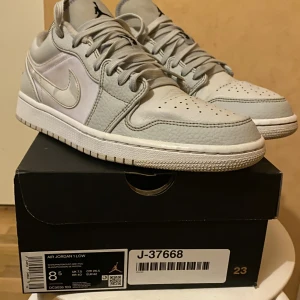 Nike Air Jordan 1 - Nike Air Jordan Grey Camo low storlek 42  Retail pris ligger runt 4000kr   Kan gå ner i pris vid snabbt affär bara höra av dig vid intresse. 