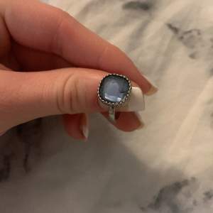 Silver ring som passar med andra silver ringar. 