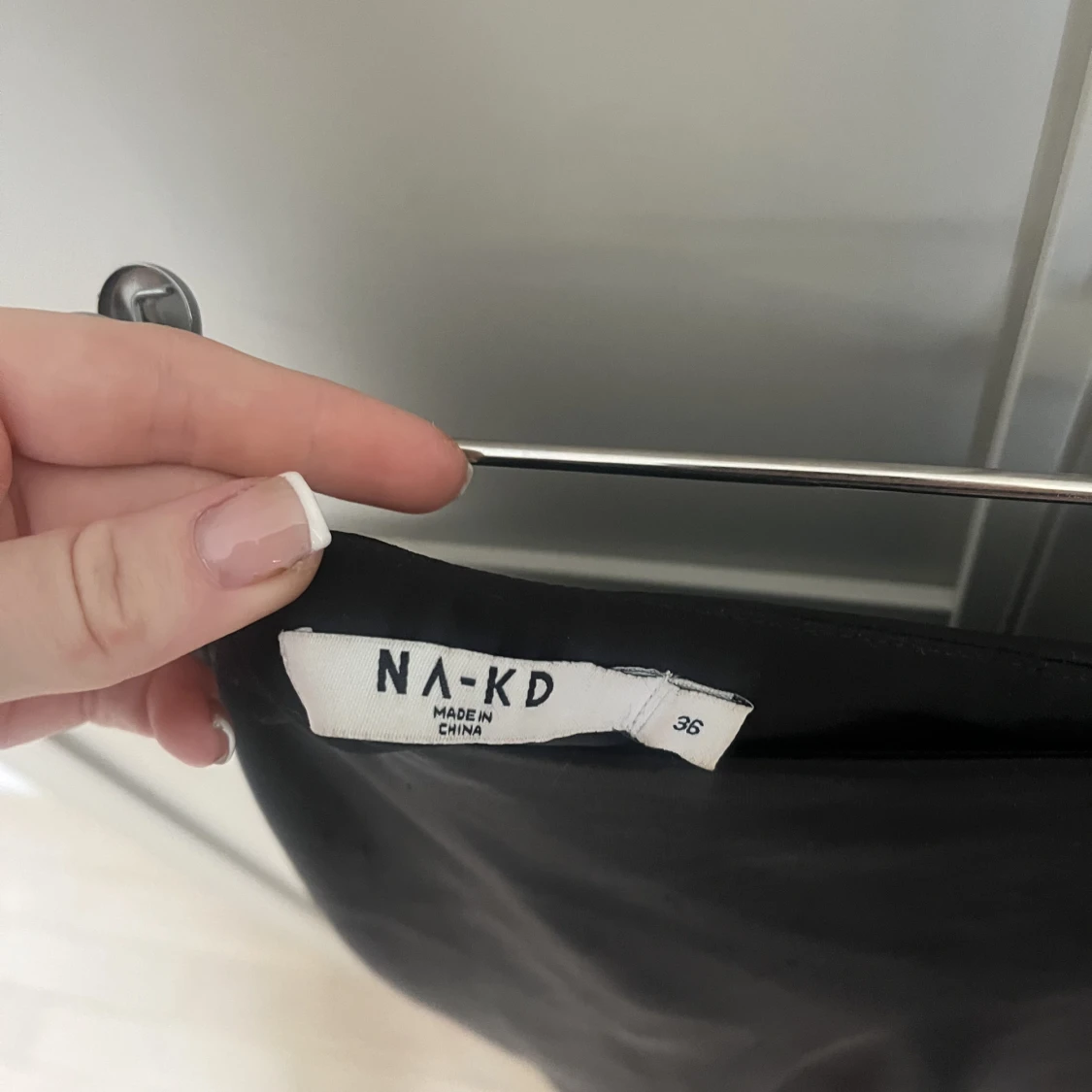 Svart silkeskjol - 90