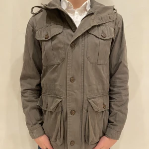 Jacka Foster - Hej! Säljer nu min Jacka från Foster i storlek S, fint skick. Tveka inte på att höra av dig om du har frågor eller funderingar kring varan! 