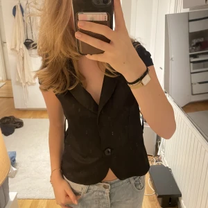 Festtopp - Snygg kavajfesttopp i gott skick