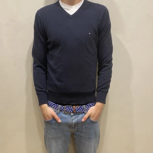  Tröja Tommy Hilfiger  - Hej! Säljer nu min tröja från märket Tommy Hilfiger storlek S i fint skick. Modellen på bilden är 180cm lång och väger 80kg. Tveka inte på att höra av dig om du har några frågor eller funderingar kring varan!