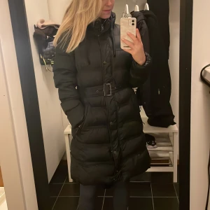 Vinterjacka - Snygg vinterjacka med bältesdetalj från Esprit. Endast använd en säsong i norrländskt klimat, så den håller dig varm.