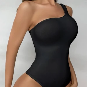 one shoulder bodysuit - super fin, aldrig använd! säljer då den är lite för tajt på mig ❤️ dm för egna bilder