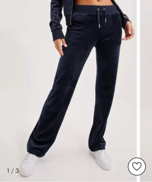 juicy byxor💙 - Säljer nu mina mörkblåa juicybyxor i storlek S eftersom de inte kommer till användning. Dom är använda ett fåtal gånger. Bilderna är tagna från internet, kom priv för bättre bilder💓 Priset kan diskuteras, nypris: 1100kr. (köparen står för frakten)