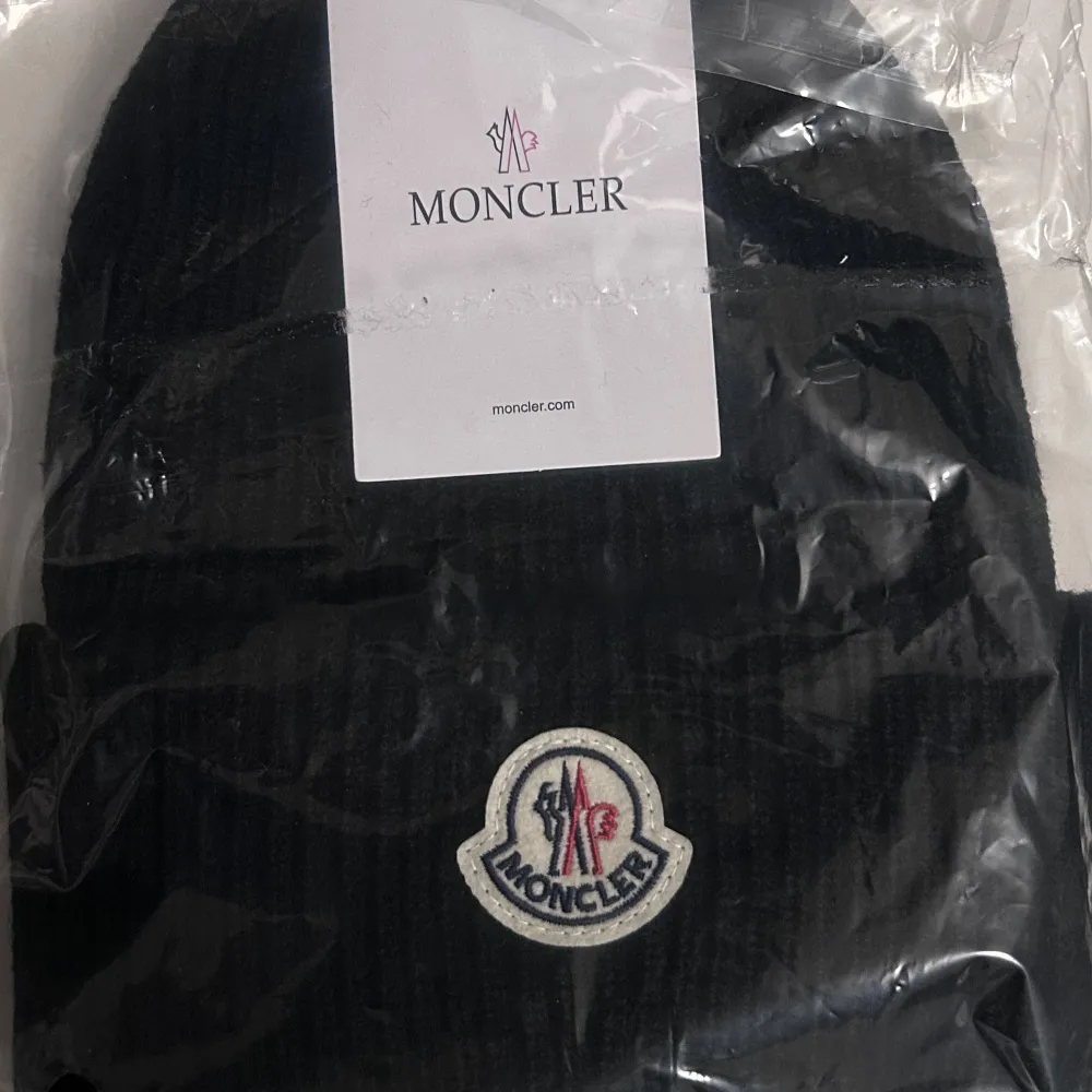 helt oöppnad moncler mössa, pris går att diskutera. Accessoarer.