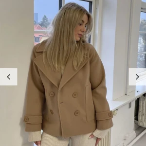 Design by si  - Säljer min beiga design by si kappa i storlek XS/S då det inte riktigt är min stil längre. Bra skick. Ny pris 757