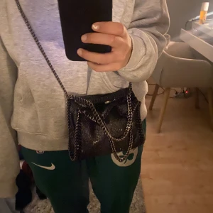 stella mccartney liknande väska - Säljer denna Stella maccartney liknande väskan eftersom jag har inte så mycket användning av den💞😇 mer bilder privat och mer info