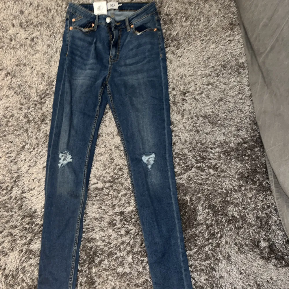Hejsan säljer helt oanvända jeans, väldigt fint skick i storlek S. Jeans & Byxor.