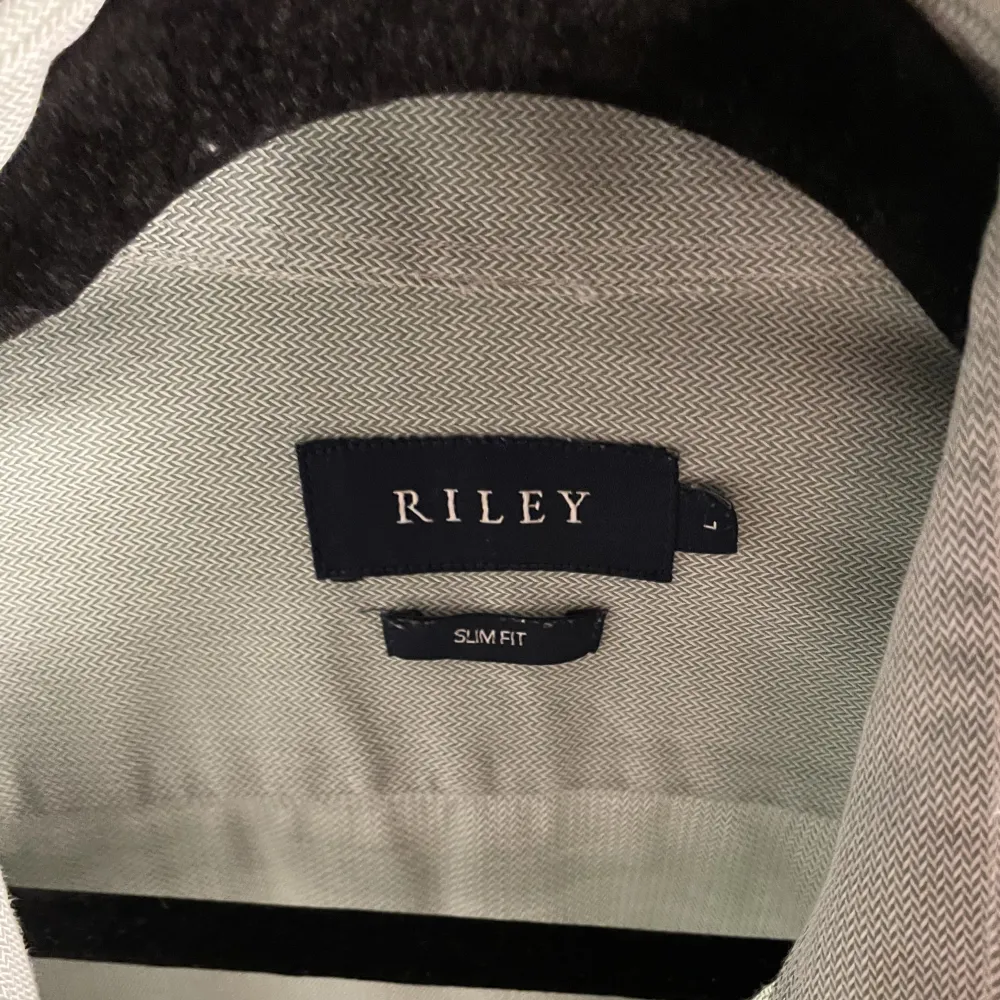 Säljer nu denna stilrena skjorta från märket riley. Skjortan är i mycket bra skick. . Skjortor.
