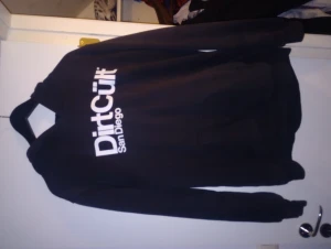 Ditt cült hoddie - Hej sälj e denna hoddie efter som den aldrig används. Det är en tjej hoddie men killar kan ha den. L på killar och XXL för tjejer. Köparen står för frakten 