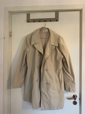 Ocersized trenchcoat  - Trenchcoat i fin beige färg, ganska tunn men enkelt att ha lager under. Inga tecken på användning 