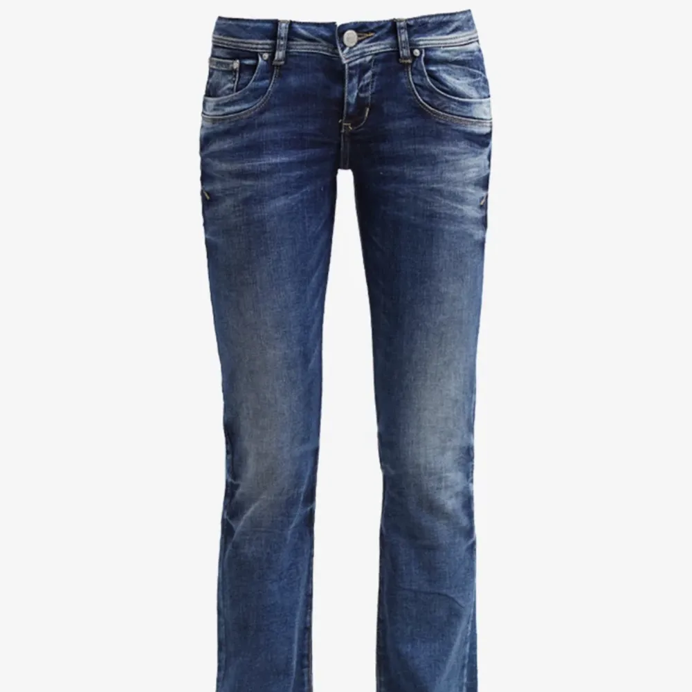 Säljer dessa populära Valerie jeans i storleken 24/34, slutsålda och i bra skick!💕. Jeans & Byxor.