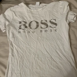 Boss t-shirt - Inga defekter, skrynklig då den bara legat i garderoben. Skulle säga att den passar XS/S