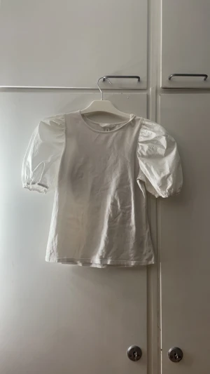 Puffärmad t-shirt - Sällan använd snygg, tajt t-shirt med puff armar