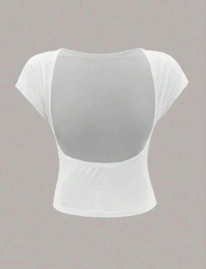 Rygglös tröja - En vit T-shirt med öppen rygg, den är kanske använd en gång. Den är orginaltrogen köpt från Bikbok.🩷